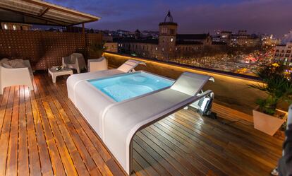 Piscina desmontable de acero de Leroy Merlin en una terraza.