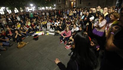 Asamblea de vecinos a la plaza del Ayuntamiento de Sabadell.