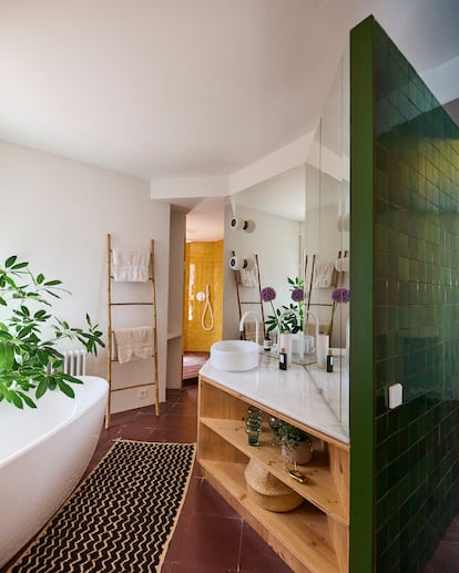 En el baño, azulejos en verde o en amarillo actúan como acentos de color. El revestimiento en verde se ha utilizado también en otras zonas de la casa con el mismo objetivo.