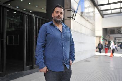 Daniel Menéndez frente a la sede del Ministerio de Trabajo, en Buenos Aires.