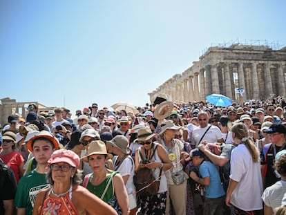 Grupos de turistas visitan el Partenón, en Atenas, en julio.