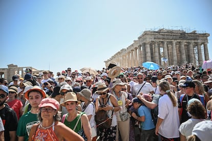 Grupos de turistas visitan el Partenón, en Atenas, en julio.
