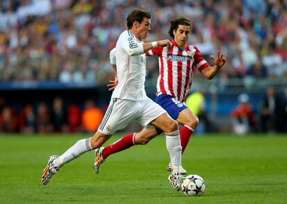 Gareth Bale corre con el bal&oacute;n ante la atenta mirada de Thiago. 