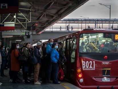 Un grupo de personas ingresa a una unidad del Transmilenio, en Bogotá (Colombia), en una imagen de archivo.