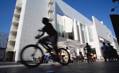 Exterior del Museo de Arte Contemporáneo de Barcelona (Macba), del arquitecto Richard Meier, en Barcelona.