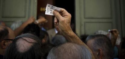 Cola ante el Banco Nacional de Grecia en Atenas para cobrar la pensión.