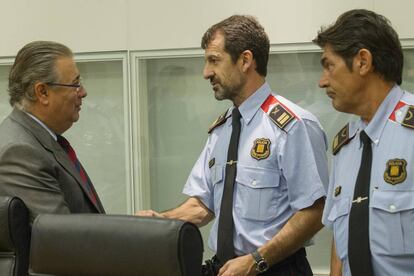 El ministro del Interior, Juan Ignacio Zoido, saluda a Ferran López tras una de las reuniones de valoración de la amenaza por los atentados.