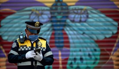 Un policía de Ciudad de México, durante la emergencia sanitaria. 