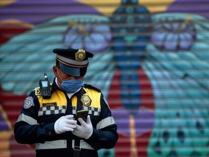 Un policía de Ciudad de México, durante la emergencia sanitaria. 