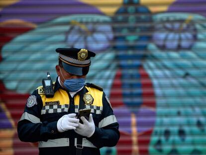 Un policía de Ciudad de México, durante la emergencia sanitaria. 