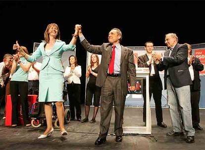 Guerra (derecha), con los candidatos socialistas en Móstoles, Paz Martín, y a la Comunidad, Rafael Simancas.