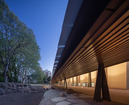 La estructura de la cubierta de madera ha sido diseñada por Kengo Kuma en colaboración con Buro Happold.