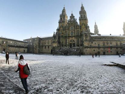 La Plaza del Obradoiro de Santiago de Compostela, tras la fuerte nevada de ayer.