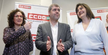 El secretario general de CCOO Unai Sordo, junto a la secretaria general andaluza, Nuria L&oacute;pez, a la izquierda, y a la secretaria local de C&oacute;rdoba, Marina Borrego