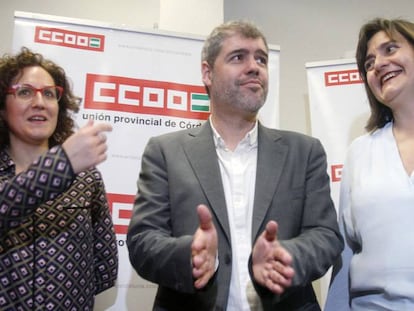 El secretario general de CCOO Unai Sordo, junto a la secretaria general andaluza, Nuria L&oacute;pez, a la izquierda, y a la secretaria local de C&oacute;rdoba, Marina Borrego