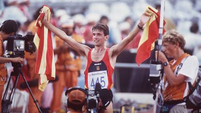 Daniel Plaza sostiene las banderas de Cataluña y España tras proclamarse campeón olímpico de 20 Km marcha.