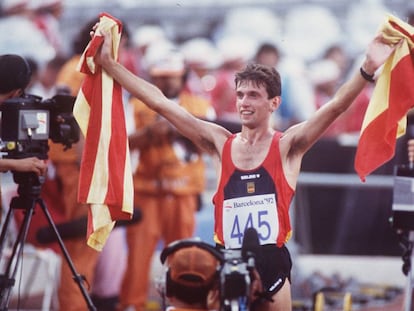 Daniel Plaza sostiene las banderas de Cataluña y España tras proclamarse campeón olímpico de 20 Km marcha.