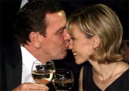 El canciller alemán besa a su esposa Doris durante una fiesta celebrada en Berlín.