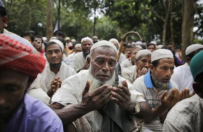 Varios hombres rohingya reaccionan durante la marcha, el 25 de agosto de 2018, en el campamento de Kutupalong, en Bangladesh.