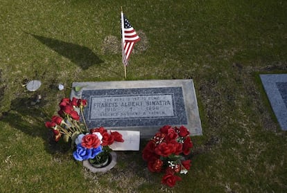 Unas flores rojas y la bandera de Estados Unidos decoran la modesta tumba de Frank Sinatra, ubicada en Desert Memorial Park de California.