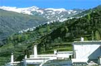 Sierra Nevada y Capileira vistas desde Bubión, en la Alpujarra granadina.