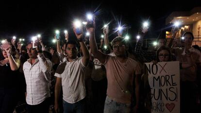 Pessoas seguram seus telefones celulares com o flash ligado em solidariedade às vítimas do massacre de El Paso (EUA), neste sábado em Ciudad Juárez (México).