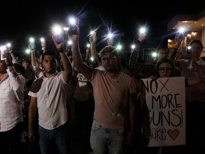 Pessoas seguram seus telefones celulares com o flash ligado em solidariedade às vítimas do massacre de El Paso (EUA), neste sábado em Ciudad Juárez (México).