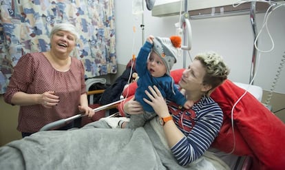 Marieke Vervoort com o pequeno Heden, de um ano, e sua amiga Annie de Roeck, no hospital de Diest.