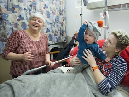 Marieke Vervoort com o pequeno Heden, de um ano, e sua amiga Annie de Roeck, no hospital de Diest.