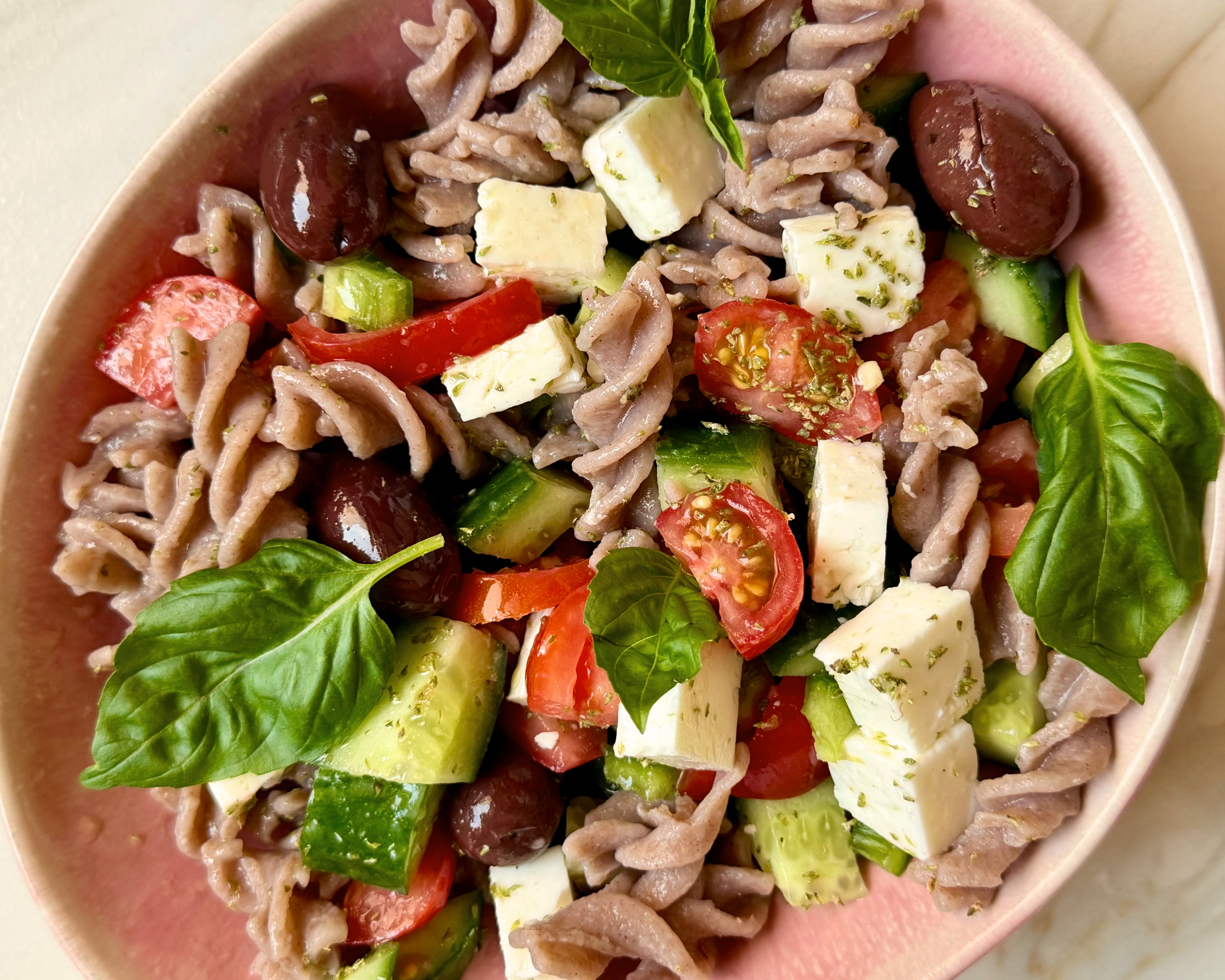Ensalada griega con pasta, la receta clásica con un extra que la completa