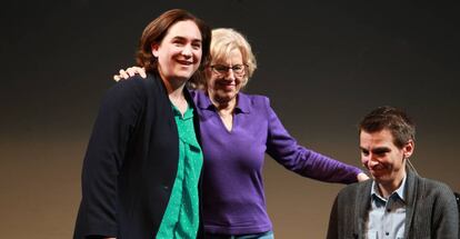 La alcaldesa de Madrid Manuela Carmena con Ada Colau y el concejal Pablo Soto.
