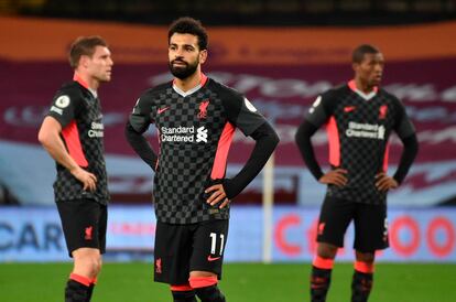 Desde la izquierda, Milner, Salah y Wijnaldum, los tres con los brazos en jarra, en el partido que el Liverpool perdió este domingo ante el Aston Villa en Birmingham.