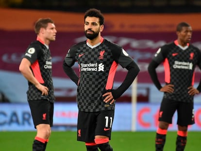 Desde la izquierda, Milner, Salah y Wijnaldum, los tres con los brazos en jarra, en el partido que el Liverpool perdió este domingo ante el Aston Villa en Birmingham.