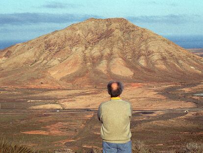 Eduardo Chillida, frente a la montaña de Tindaya en Fuerteventura, en 1996.