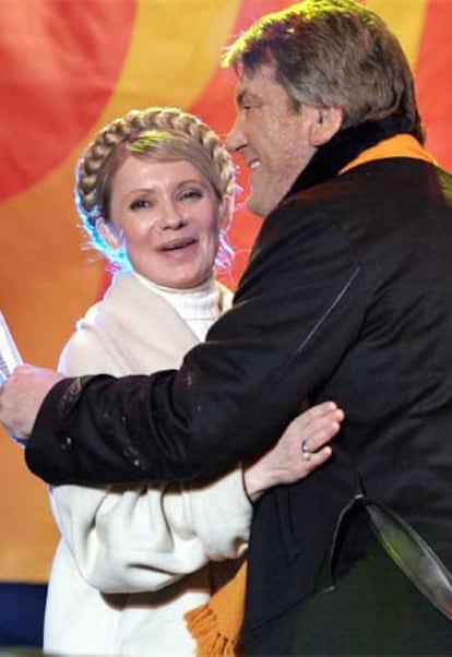 Yulia Timoshenko abraza al presidente,  Víctor Yúshenko, ayer en Kiev.