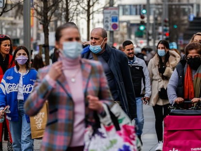 Viandantes, con y sin mascarilla, en el centro de Madrid.