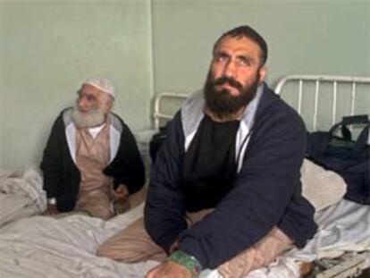 Dos de los liberados, hoy en el hospital de Kabul. En su muñeca, el distintivo de identificación