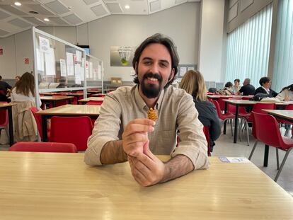 Alejandro Piqueras enseña su "tortuga de la suerte", en la cafetería de la facultad de Psicología de la Universidad Complutense de Madrid, este sábado.