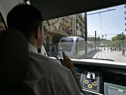 Tranvía entre la Plaza Nueva y la estación de Santa Justa