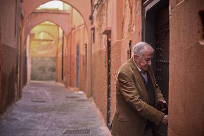 El escritor Juan Goytisolo, en la puerta de su casa en Marrakech. 