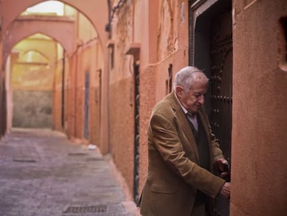 El escritor Juan Goytisolo, en la puerta de su casa en Marrakech.