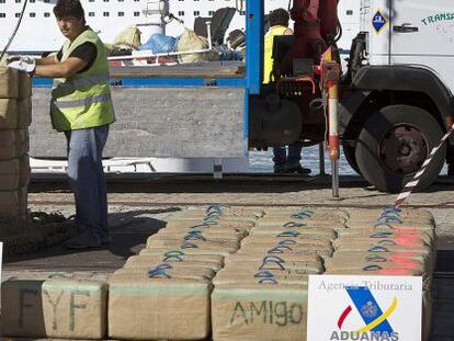 Descarga de la droga en el puerto de C&aacute;diz. 