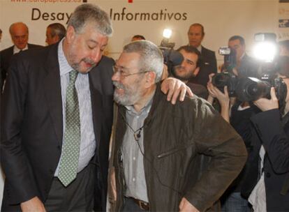Fidalgo (izquierda) saluda a Cándido Méndez, secretario general de UGT, ayer en un acto informativo.