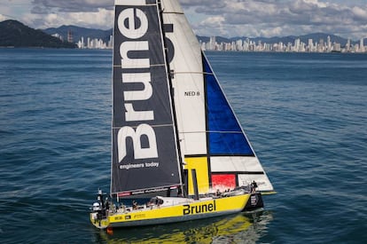 El barco holandés del Team Brunel en su aproximación a la meta de Itajaí (Brasil)