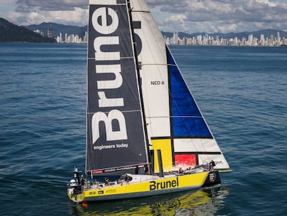 El barco holandés del Team Brunel en su aproximación a la meta de Itajaí (Brasil)