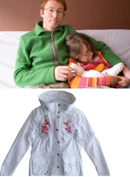 David Goddemeyer con su hija y la<i> </i><b>Smoke Doll</b>. Abajo, la Smoking Jacket diseñada por Fiona Carswell.