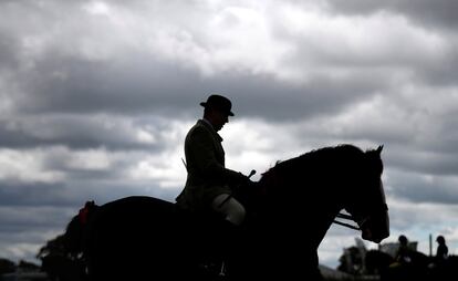 Un hombre montando a caballo durante la el Royal Cheshire County Show cerca de Tabley, Gran Bretaña.