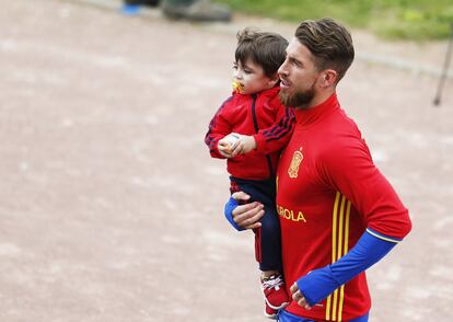 Sergio Ramos lleva en brazos a su hijo mayor, Sergio Jr, durante el entrenamiento.