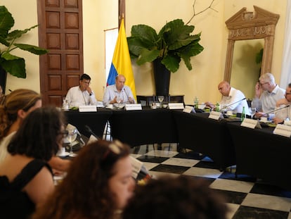 Negociadores de paz de los gobiernos de Juan Manuel Santos y Gustavo Petro reunidos en Cartagena para intercambiar experiencias, el 30 de marzo de 2023.