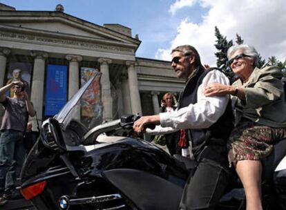 Jeremy Irons llega en moto con la directora del Museo Pushkin de Bellas Artes. Irina Antonova.